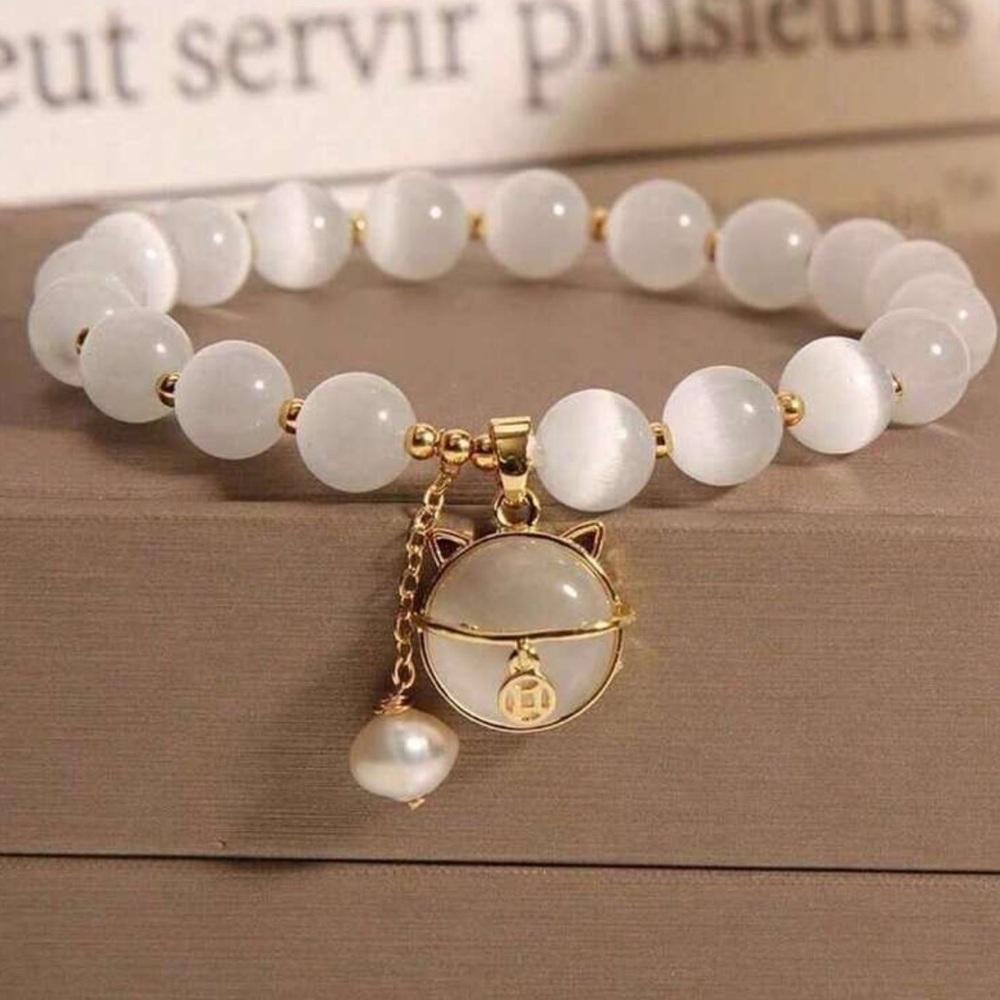 ⚪️😺⚪️ NATURAL WHITE CATS EYE BRACELET CHIC GOLD AND WHITE CAT CHARM❗️ - Picture 2 of 4